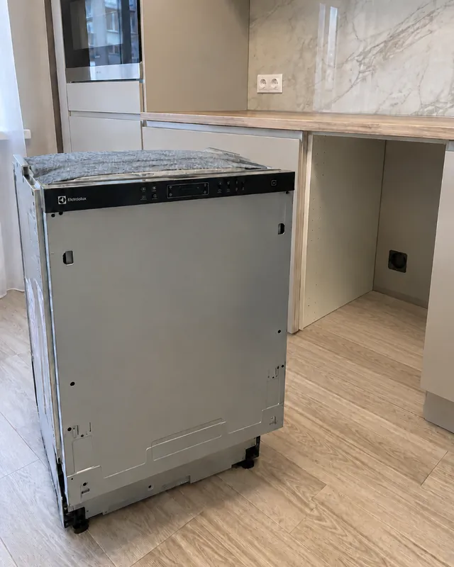 Посудомоечная машина Electrolux, выдвинутая из кухонной ниши