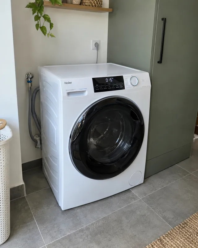 Стиральная машина Haier в ванной комнате